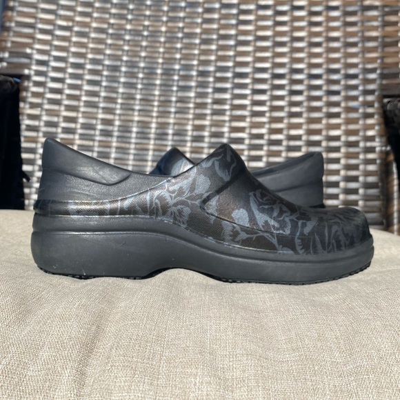 Crocs Neria Pro II Women's Clogs Black Graphic Metallic Floral Rose Nurse Size 9 - Picture 3 of 12
